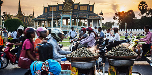 strada trafficata nel centro di phnom penh