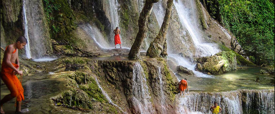 monaci che fanno il bagno nelle cascate in Laos