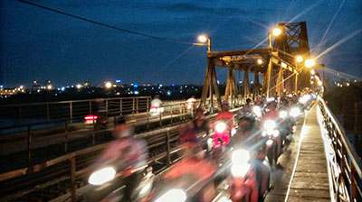 Le coppiette al Long Bien Bridge