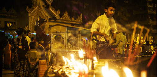shwedagon pagoda di notte a yangon