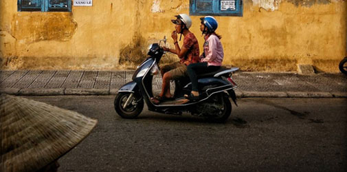 coppia in motocicletta nelle strade di hoi an