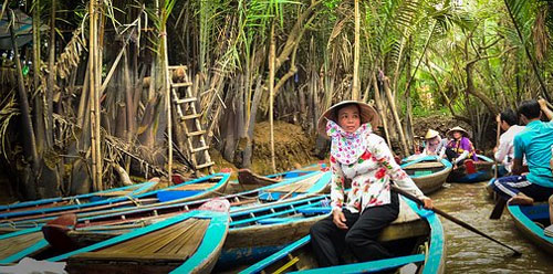 barchette in un canale nel delta del mekong